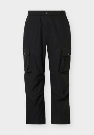 Pantalon cargo noir à jambes droites avec poches à rabat boutonnées sur chaque cuisse et taille élastique avec fermeture par bouton à l'avant.