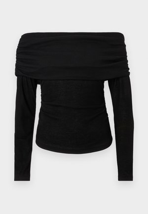 Crna bluzica s ramena dugih rukava s nabranim izrezom i uklopljenim krojem. Mekani, lagani materijal s glatkom teksturom, minimalistički dizajn.