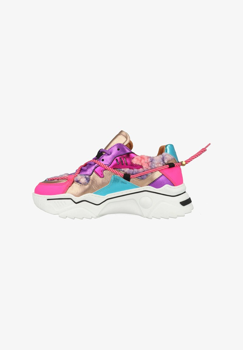 Kleurrijke sneakers met een mix van materialen, waaronder metallic goud, roze, paars en blauw. Dikke witte zool met getextureerde accenten.