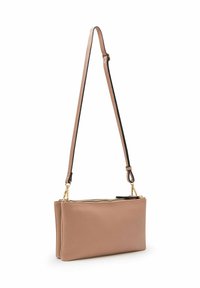 Beige strukturiertes Leder-Schultertasche mit schlanker rechteckiger Form, goldener Reißverschluss und abnehmbarem schwarzen Riemen. Minimalistisches Design, keine Muster.