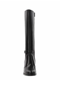 Bota de cuero negra hasta la rodilla con un diseño elegante, puntera redondeada y cremallera lateral. Cuenta con una correa decorativa en el tobillo para mayor detalle.
