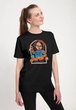 Schwarzes T-Shirt mit einer bunten Grafik einer Puppe, die ein Messer hält, und dem Text "Hi, ich bin Chucky, willst du spielen?" Einfaches Design und Baumwollstoff.