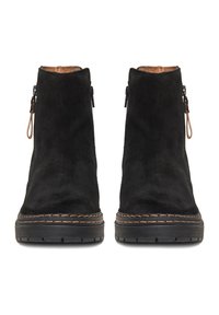 Botines de ante negro con puntera redondeada, cremalleras laterales y costuras marrones en contraste en la suela de goma. Superficie texturizada y corte alto.