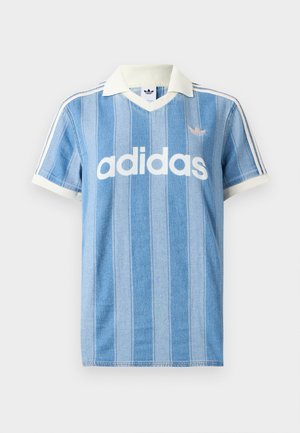 Polo de manga corta azul claro con rayas verticales, detalles en blanco y prominente logo blanco de "adidas" en el frente.