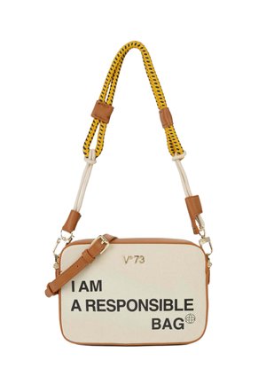 Borsa a tracolla rettangolare in tela beige con rifiniture in pelle marrone e tracolla regolabile, caratterizzata da una scritta nera in grassetto "I AM A RESPONSIBLE BAG."