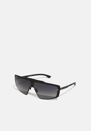 Ochelari de soare negri, supradimensionați, cu formă pătrată, lentile cu un gradient și accente negre texturate pe brațe. Design minimalist.