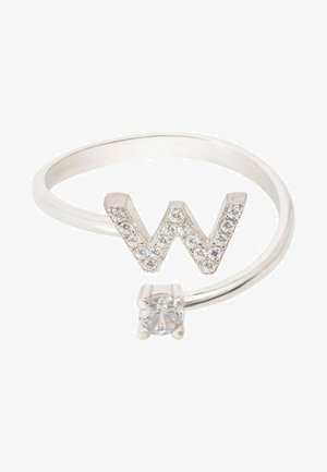 Bague ouverte en argent avec une lettre W ornée de cristaux à une extrémité et un cristal clair rond unique à l’autre extrémité.