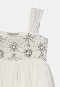 Biała sukienka bez rękawów z koralikowymi wzorami kwiatowymi i okrągłymi na górnej części oraz tiulową spódnicą, oznaczona marką Twinset.