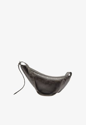 Skórzana torebka na ramię w ciemnoszarym kolorze, o zakrzywionym kształcie, z zamkiem błyskawicznym, zdobiona srebrnymi ćwiekami wzdłuż boku, oraz cienkim regulowanym paskiem.