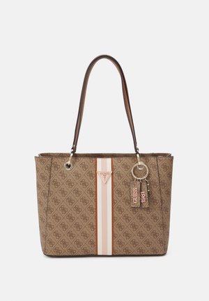 Brun mønstret Guess tote taske med dobbelte håndtag, lodret pink og hvid stribe og fastgjorte nøglekæder med teksten Guess 1981.