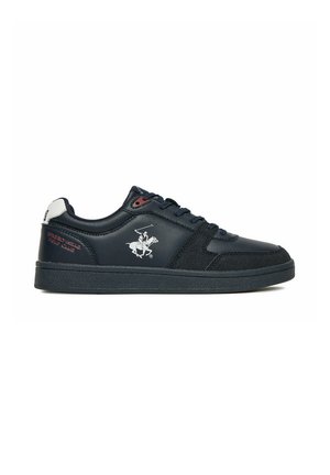 Zwarte lage sneaker met veters aan de voorkant, wit en rood logo van een polospeler te paard en "Beverly Hills Polo Club" tekst aan de zijkant.