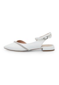 Chaussure slingback en cuir blanc avec un bout pointu, dotée d'une bride décorative en argent et d'un petit talon carré. Texture lisse sur l'ensemble.