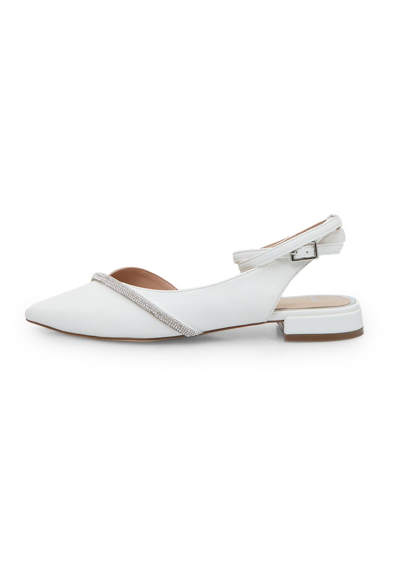 Zapato slingback de cuero blanco con punta afilada, que presenta una tira decorativa plateada y un tacón bajo en bloque. Textura suave en toda su superficie.