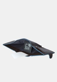 Portefeuille RFID protégé en marron avec des détails bleus, doté d'une fermeture éclair, d'une texture lisse et d'une poche intérieure pour cartes ou espèces.