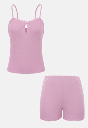 Lichtpaarse geribbelde camisole met kanten afwerking en bijpassende shorts, ontworpen als een tweedelig slaap- of loungewearset voor vrouwen.