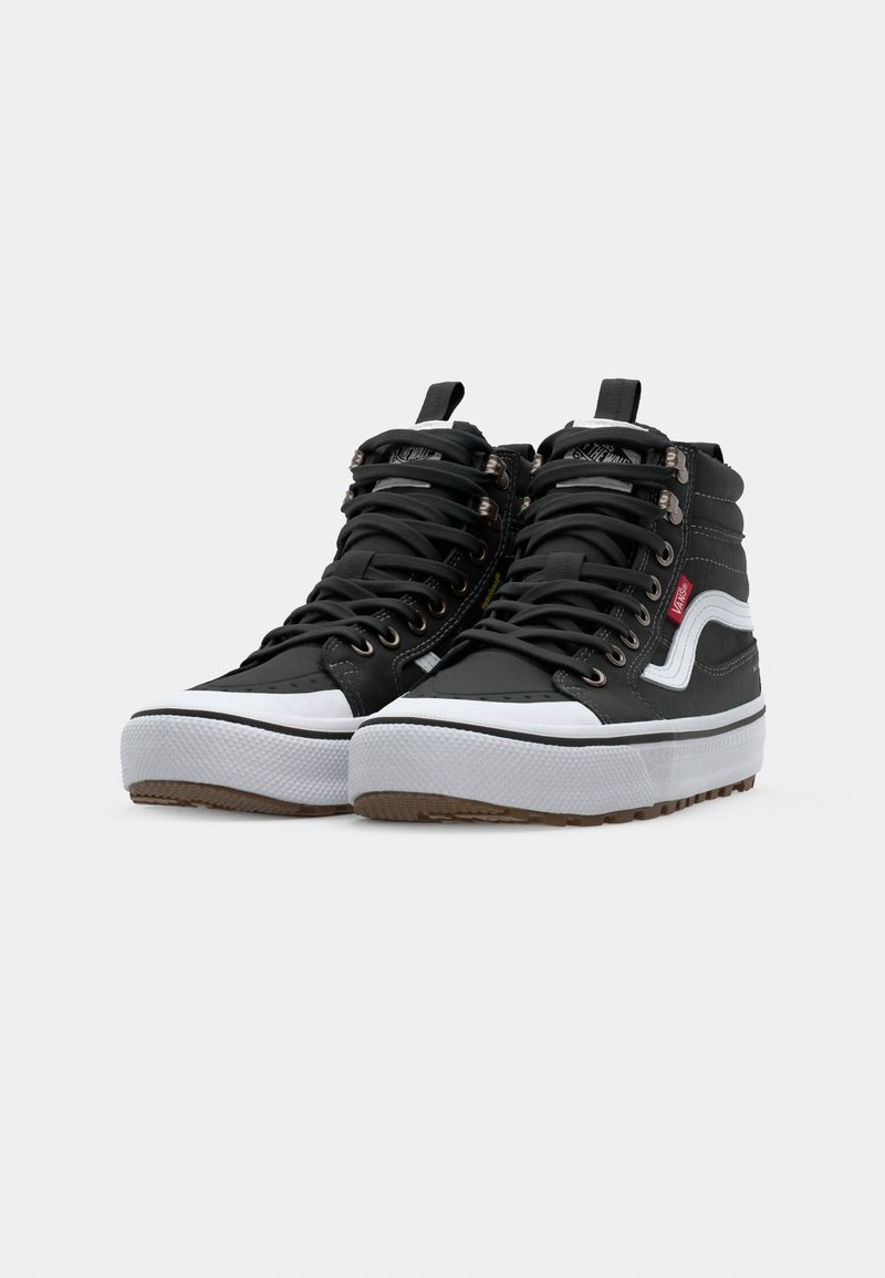 Schwarze High-Top-Sneaker mit weißer Gummisohle, die auffällige Schnürsenkel, metallische Hardware und ein seitliches weißes Streifendesign aufweisen.