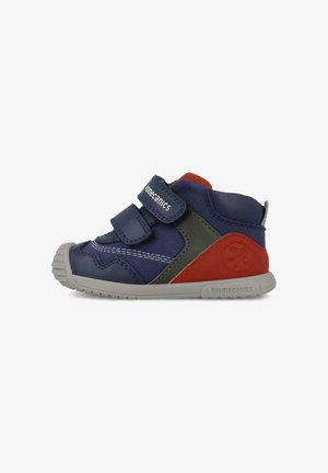 Scarpe in pelle navale per bambini con dettagli grigi e rossi, doppie cinghie in Velcro, suola in gomma e dettagli testurizzati. Logo Biomechanics sul lato.