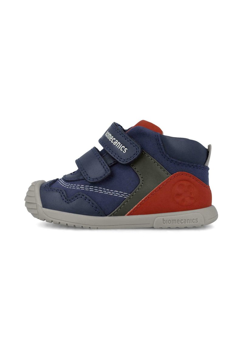 Scarpe in pelle navale per bambini con dettagli grigi e rossi, doppie cinghie in Velcro, suola in gomma e dettagli testurizzati. Logo Biomechanics sul lato.