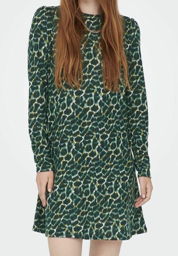 Vestido verde con estampado y mangas largas, que presenta una tela texturizada y una silueta acampanada. El patrón incluye tonos de verde y crema.