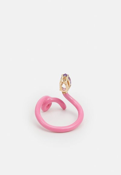 Inel în formă de șarpe din rășină roz lucioasă, cu un accent din metal de culoare aurie, având o pietricică purpurie montată într-o prindere decorativă.