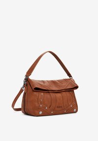 Braune Lederhandtasche mit umgeklapptem Klappenverschluss, verziert mit gesteppten Mustern, silbernen Hardware-Akzenten und einem abnehmbaren Schultergurt.