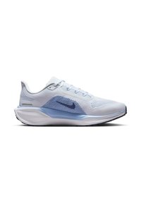 Zapatilla de correr blanca y azul claro con parte superior de malla, collar acolchado y suela texturizada. Presenta un logo de Nike azul oscuro en el costado.