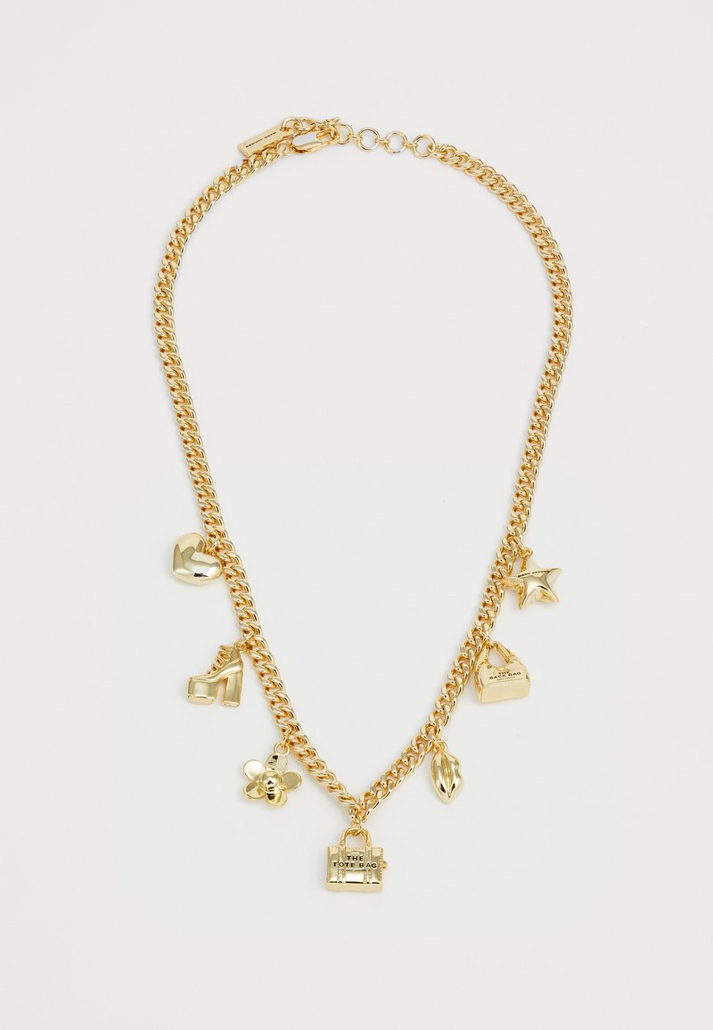 Zlatý řetízek s různými přívěsky, včetně srdce, boty, včely, hvězdy a kabelky, přičemž každý má jedinečné tvary a detaily.