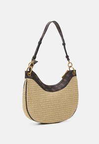 Sac à main en paille tissée avec une forme incurvée, garniture supérieure en cuir foncé et détails de quincaillerie dorée. Le design présente une finition naturelle texturée.