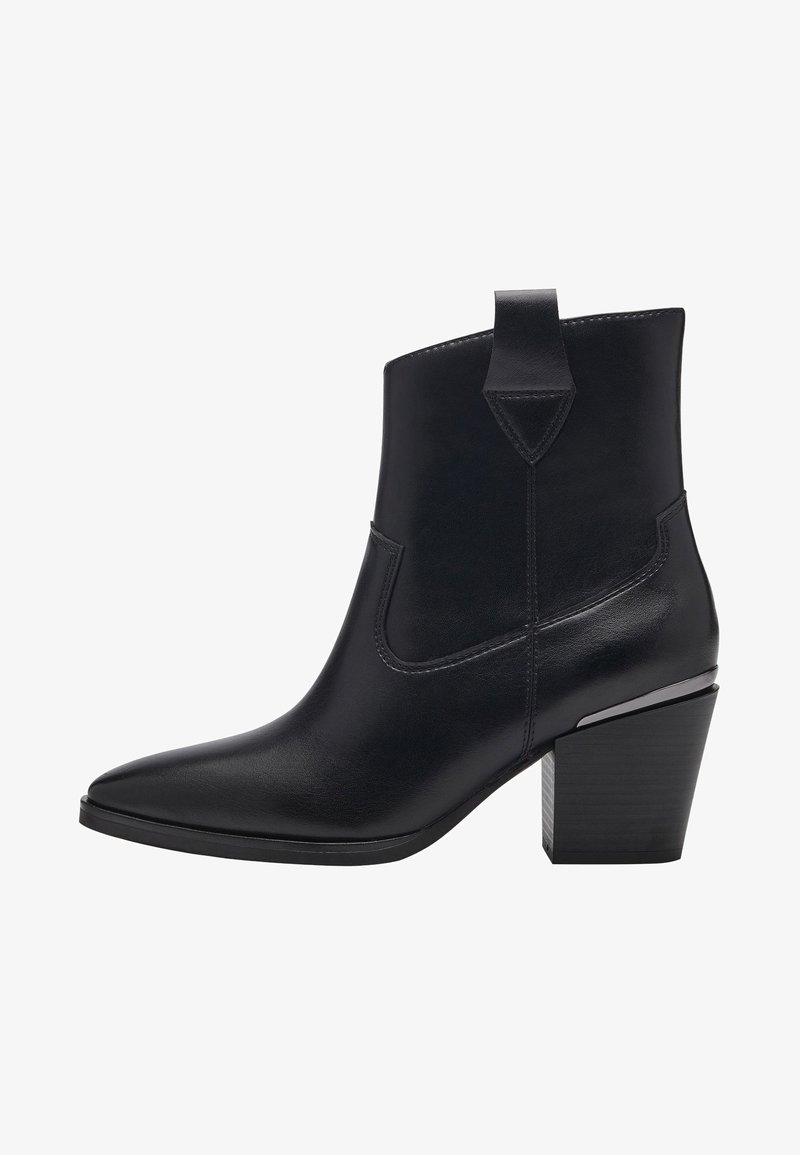 Bottes basses en cuir noir avec bout pointu, découpes latérales et talon épais orné d'un accent argenté. Texture lisse et design minimaliste.