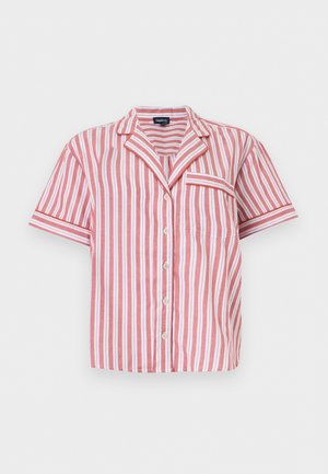 Chemise à manches courtes avec boutons, rayures verticales rouges et blanches, une poche sur le côté gauche de la poitrine et un col plié.