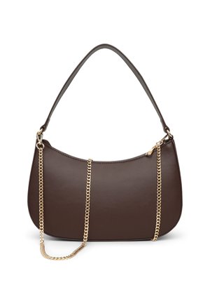 Borsa a tracolla marrone in similpelle con forma curva, lunga tracolla e dettagli a catena dorata. Texture liscia, design minimalista.