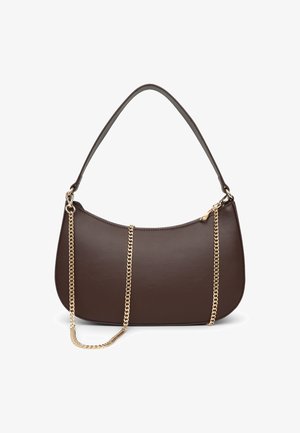 Borsa a tracolla marrone in similpelle con forma curva, lunga tracolla e dettagli a catena dorata. Texture liscia, design minimalista.