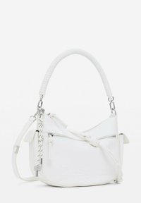 Weiße Handtasche aus synthetischem Material mit geschwungenem Körper, strukturiertem Griff, zwei Reißverschlussfächern und einem geknoteten Akzent an der Seite.