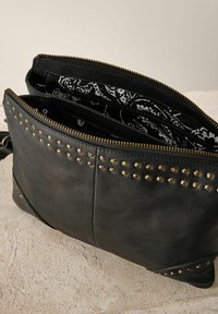 Next STUDDED - Skuldertasker - black