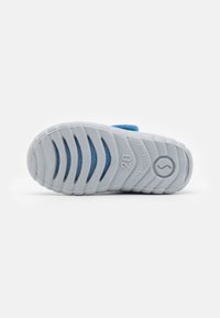 Superfit HAPPY - Tofflor & inneskor - blau/mehrfarbig
