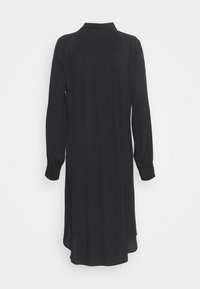 Robe midi noire à manches longues avec poignets boutonnés et col haut, vue de dos sur fond blanc.
