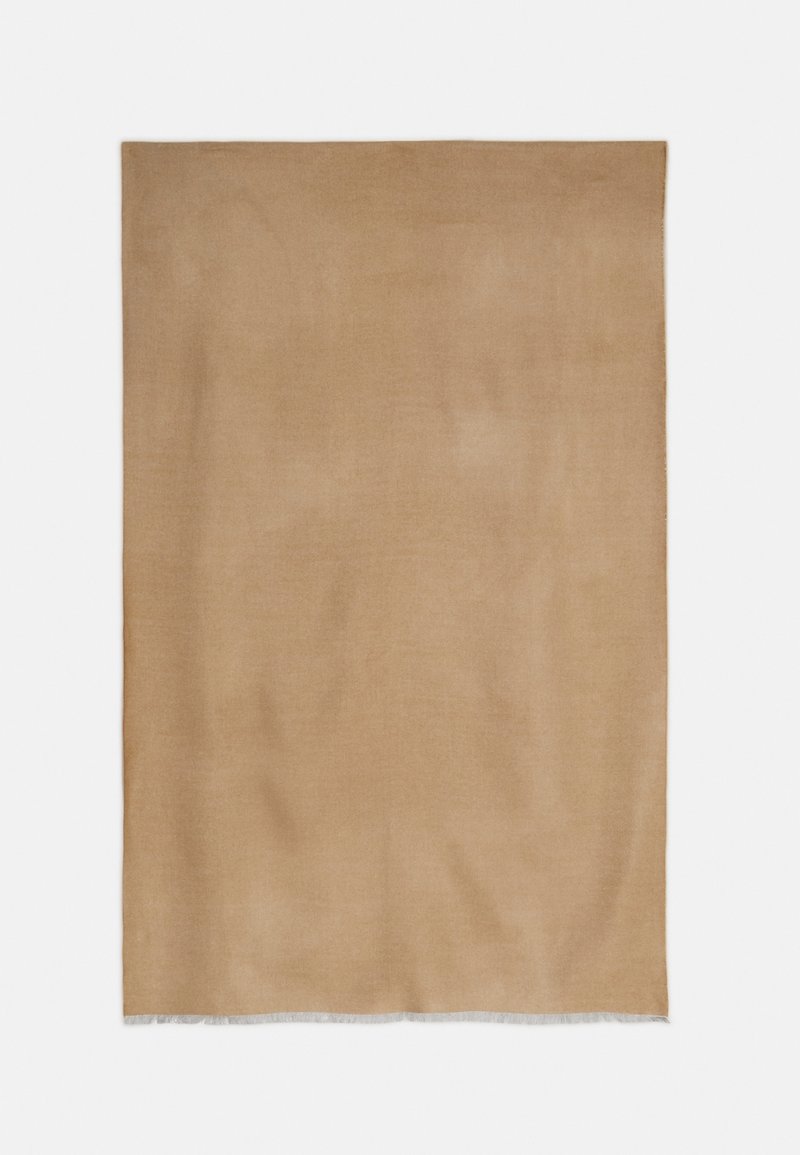 Écharpe rectangulaire douce de couleur camel avec une frange subtile au bord inférieur sur fond blanc uni.