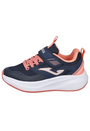 Zapatilla infantil azul marino y coral con parte superior de malla, cordones rosas, cierre de velcro, cuello acolchado y suela blanca acolchada.