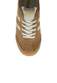 Sneaker in suede marrone con dettagli e lacci bianchi. Dotato di una punta arrotondata e di una suola texture. Logo "Gola" in oro sulla linguetta.