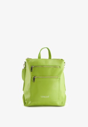 Groene leren rugzak met twee voorzakken met rits, een handvat bovenop en een verstelbare schouderriem. Gelaagd oppervlak met logo detail.