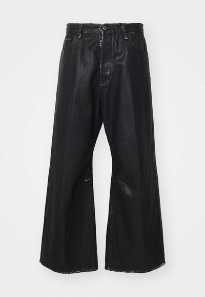 Crne široke traperice napravljene od denima, s visokim strukom, prednjim zatvaranjem na gumb i pet džepova. Tkanina ima sjajnu završnu obradu.