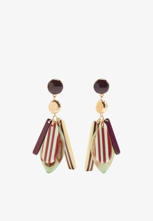 Złote kolczyki na sztyftach z zawieszkami z żywicy w różnych kształtach, pasiastymi i gładkimi, w kolorach fioletowym, kremowym i zielonym.