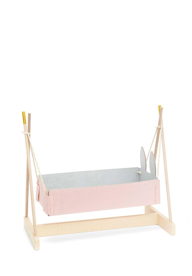 Puusta valmistettu kehys, vaaleanbeige, jossa on keltaiset kärjet, tukee pehmeää vaaleanpunaista ja harmaata kangaskoria, jossa on jäniksen korvien yksityiskohtia. Kevyt ja kannettava muotoilu.