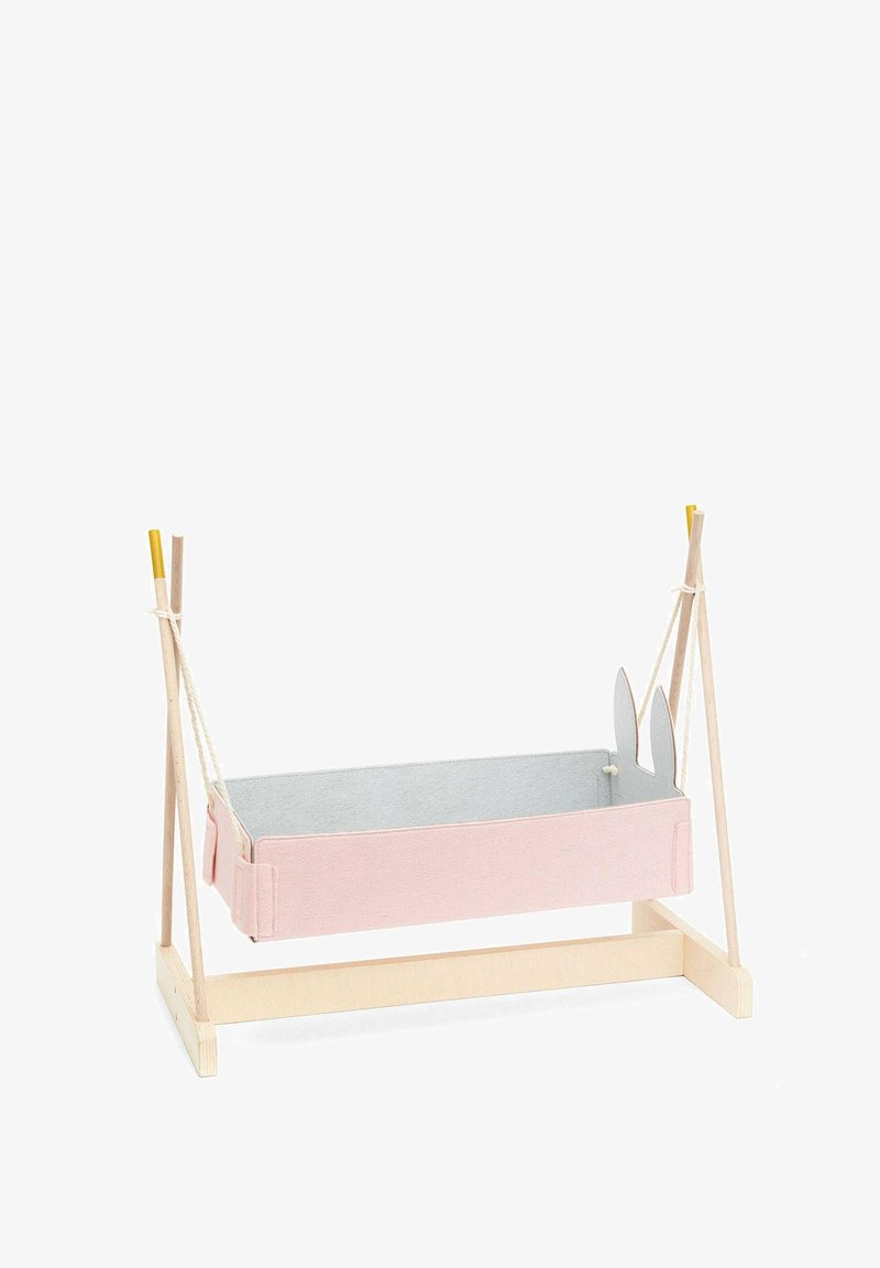 Puusta valmistettu kehys, vaaleanbeige, jossa on keltaiset kärjet, tukee pehmeää vaaleanpunaista ja harmaata kangaskoria, jossa on jäniksen korvien yksityiskohtia. Kevyt ja kannettava muotoilu.