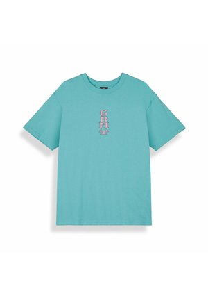 Turquoise T-shirt met korte mouwen en roze verticale "GRMT" letters in het midden aan de voorkant.