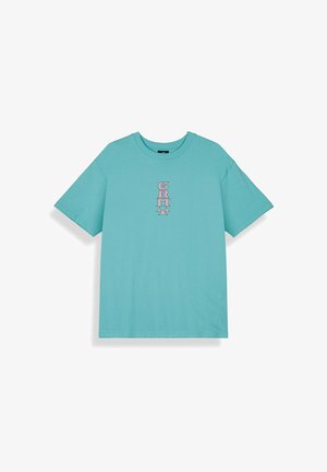 Turquoise T-shirt met korte mouwen en roze verticale "GRMT" letters in het midden aan de voorkant.