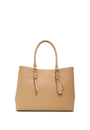 Borsa tote in pelle trapuntata beige con due manici, dettagli di cinturino regolabile e una piccola targhetta appesa sul davanti.