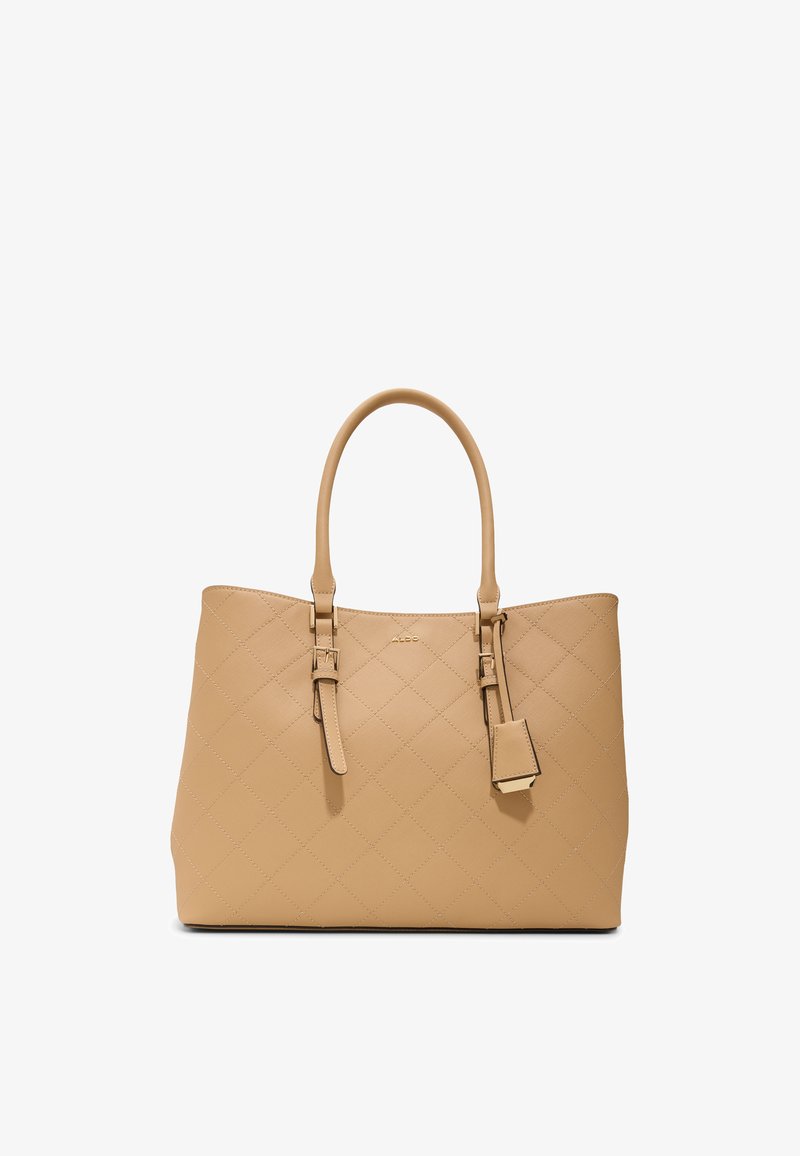 Sac fourre-tout en cuir matelassé beige avec deux poignées, détails de bandoulière ajustable, et une petite étiquette suspendue à l'avant.