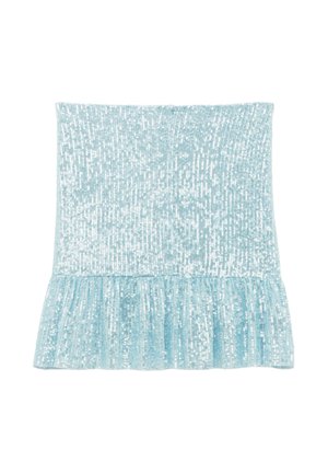 Lichtblauwe minirok met pailletten en een gerimpelde zoom, met dicht op elkaar geplaatste verticale paillettenpatronen voor een glinsterend effect.
