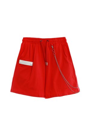 Pantalones cortos rojos con cintura elástica, cordón frontal, bolsillos laterales, detalle de tira con broche blanco en el bolsillo izquierdo y un accesorio de cadena plateada en el lado derecho.